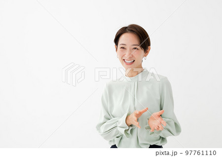 話す女性 97761110