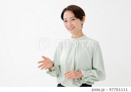 話す女性 97761111