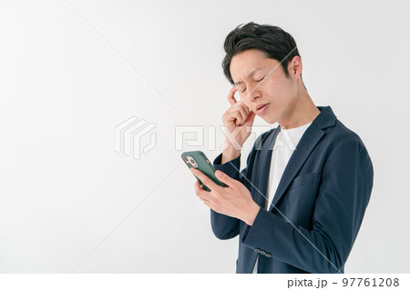 スマートフォン　考える男性 97761208