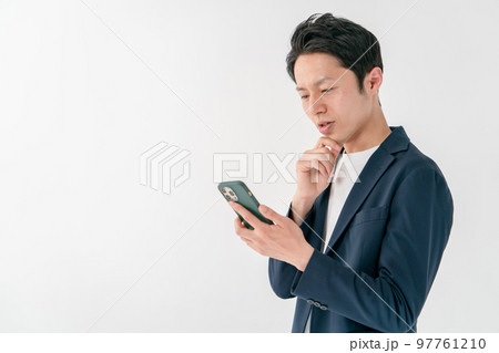 スマートフォン　考える男性 97761210