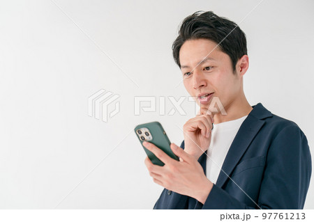 スマートフォン 考える男性 スマートフォン 考える男性 97761213