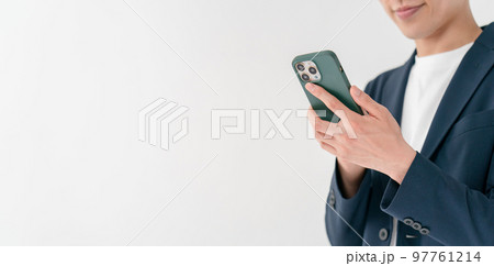 スマートフォン　考える男性 97761214
