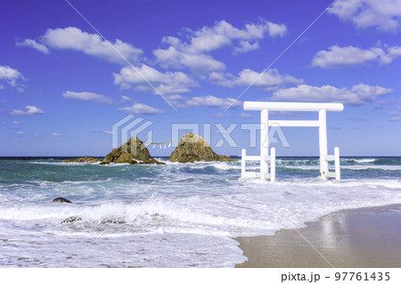 福岡県 糸島市  二見ヶ浦の白い鳥居と夫婦岩 97761435