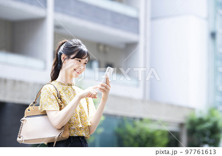 スマホ　若い女性　検索　調べる　笑顔 97761613