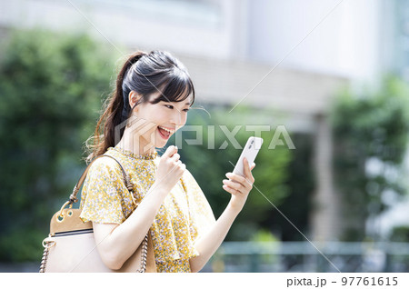 スマホ 若い女性 検索 調べる 笑顔 発見 スマホ 若い女性 検索 調べる 笑顔 発見 97761615