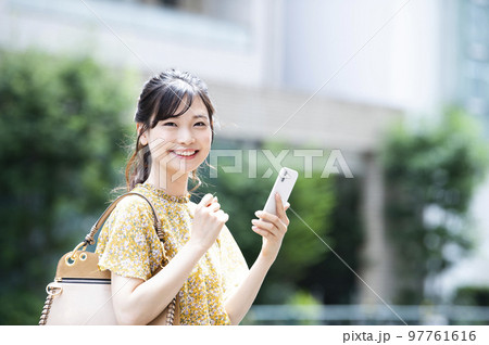 スマホ 若い女性 検索 調べる 笑顔 カメラ目線 スマホ 若い女性 検索 調べる 笑顔 カメラ目線 97761616