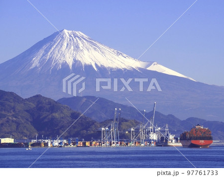 <静岡市清水>清水港からみた興津ふ頭越しの富士山 <静岡市清水>清水港からみた興津ふ頭越しの富士山 97761733