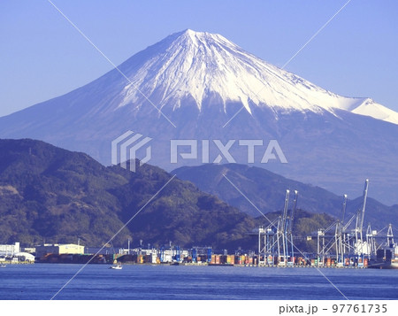 <静岡市清水>清水港からみた興津ふ頭越しの富士山 <静岡市清水>清水港からみた興津ふ頭越しの富士山 97761735