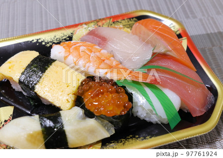 昼食のテイクアウト用の「握り寿司の盛り合わせパック」 昼食のテイクアウト用の「握り寿司の盛り合わせパック」 97761924