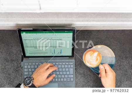 総務　経理　事務職　営業事務　一般事務　事務スタッフ　表計算　グラフ　俯瞰　ラテアート　カフェ 97762032