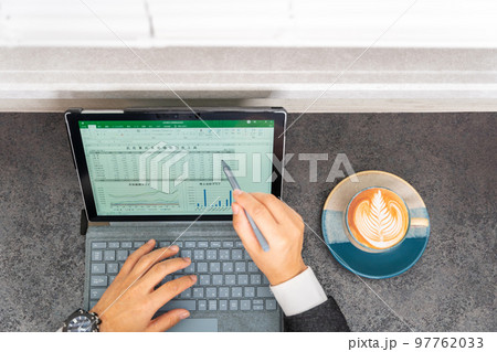 総務　経理　事務職　営業事務　一般事務　事務スタッフ　表計算　グラフ　ラテアート　カフェ　ペン操作 97762033