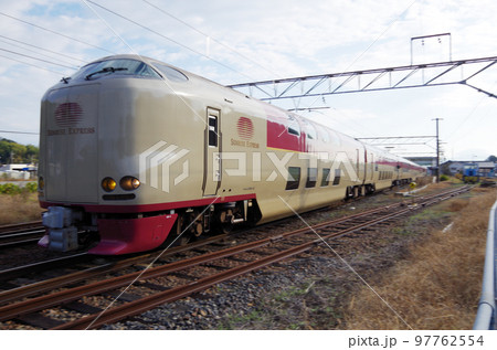 朝のJR荒島駅を通過する寝台特急サンライズ出雲号 97762554