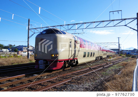 朝のJR荒島駅を通過する寝台特急サンライズ出雲号 朝のJR荒島駅を通過する寝台特急サンライズ出雲号 97762730
