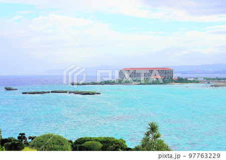 沖縄本島・恩納村の瀬良垣島 97763229