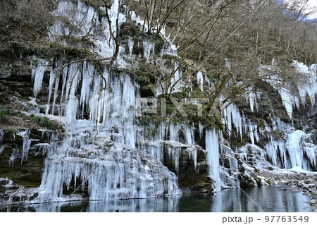 秩父市大滝の三十槌の氷柱群 秩父市大滝の三十槌の氷柱群 97763549