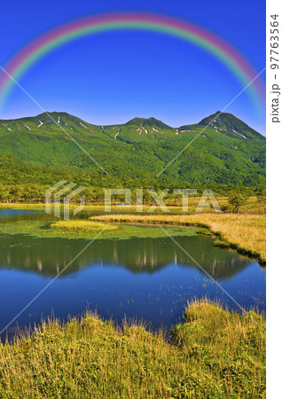 世界遺産・知床五胡と知床連山の夏景色 世界遺産・知床五胡と知床連山の夏景色 97763564