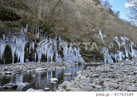 秩父市大滝の三十槌の氷柱群 秩父市大滝の三十槌の氷柱群 97763584