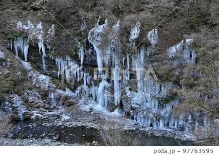 秩父市大滝の三十槌の駐車場からの氷柱群 秩父市大滝の三十槌の駐車場からの氷柱群 97763595
