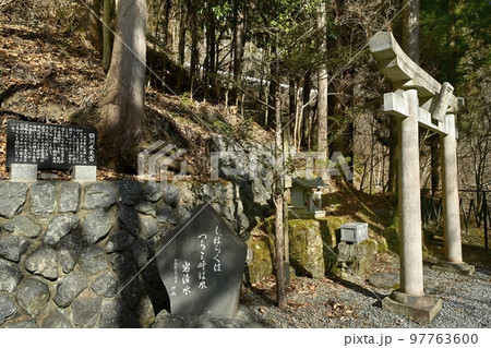 秩父市大滝の三十槌の氷柱群河畔のお宮 秩父市大滝の三十槌の氷柱群河畔のお宮 97763600
