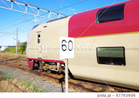 60と書かれた標識の横を列車が通過している構図 60と書かれた標識の横を列車が通過している構図 97763606