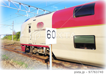 60と書かれた標識の横を通過する寝台特急サンライズ出雲号（イラスト風） 97763740