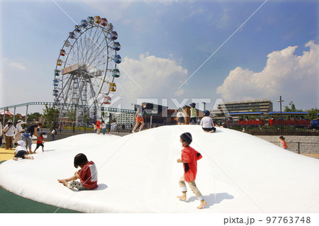 子供達は跳ねて飛んで走り回って寝転んで、フワフワドームで疲れきるまで遊ぶ 子供達は跳ねて飛んで走り回って寝転んで、フワフワドームで疲れきるまで遊ぶ 97763748