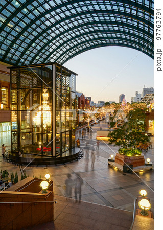 夕方の恵比寿ガーデンプレイスのイルミネーション 97763794