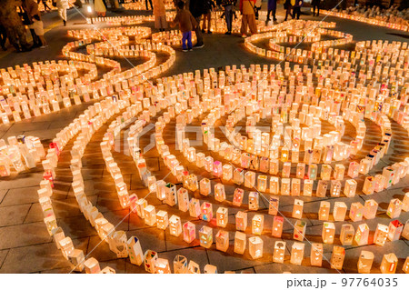 東日本大震災行事 祈りの灯火 97764035