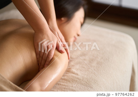 エステサロンで腕のマッサージを受ける女性 エステサロンで腕のマッサージを受ける女性 97764262