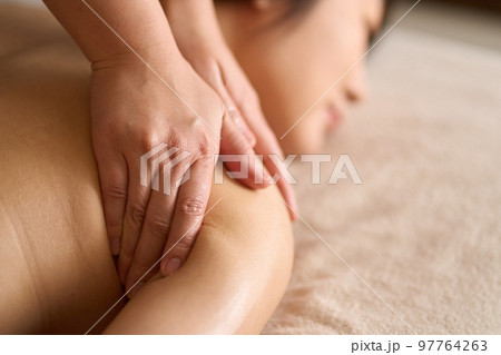 エステサロンで腕のマッサージを受ける女性 97764263
