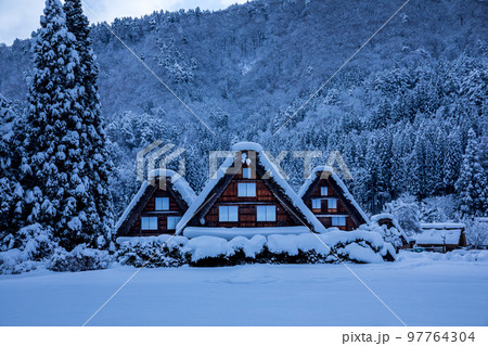 冬景色の世界遺産白川郷  岐阜県白川村 97764304