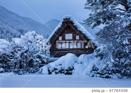 冬景色の世界遺産白川郷 岐阜県白川村 冬景色の世界遺産白川郷 岐阜県白川村 97764306
