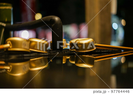 神社の手水舎に置かれた金属の柄杓 神社の手水舎に置かれた金属の柄杓 97764446