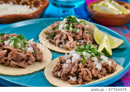 メキシコ料理の美味しいタコス 97764478