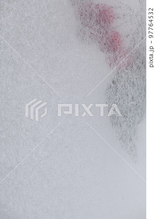 和紙とマンリョウ（万両）の背景素材 97764532