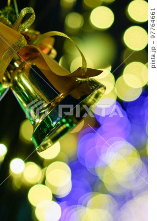 ベルとイルミネーションのボケ 97764661