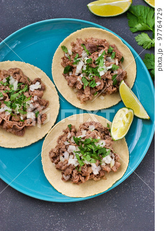 メキシコ料理の美味しいタコス メキシコ料理の美味しいタコス 97764729