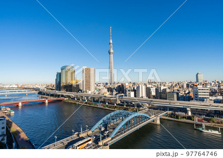 浅草から見たスカイツリーがある都市風景 浅草から見たスカイツリーがある都市風景 97764746