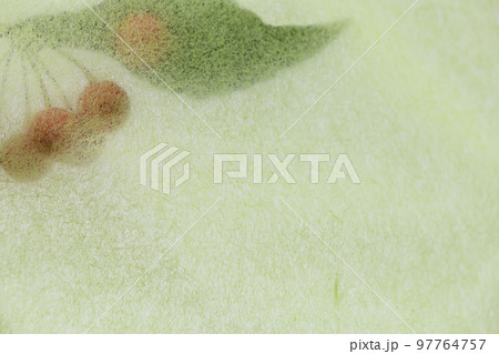 和紙とマンリョウ（万両）の背景素材 97764757