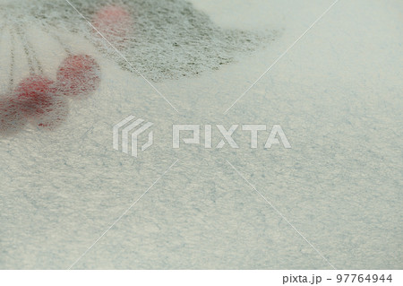 和紙とマンリョウ（万両）の背景素材 97764944