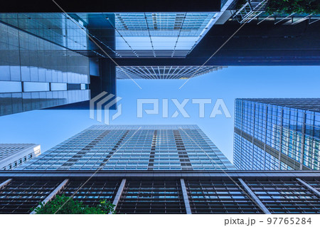 丸の内の都市風景　オフィス街のビルの間から狭い空を見上げる 97765284