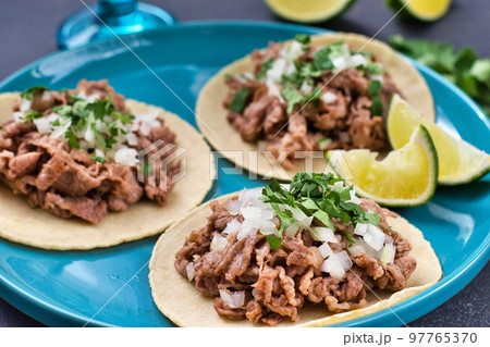 メキシコ料理の美味しいタコス メキシコ料理の美味しいタコス 97765370