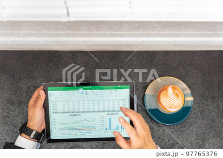 総務　経理　事務職　営業事務　一般事務　事務スタッフ　表計算　グラフ　ラテアート　カフェ　タブレット 97765376