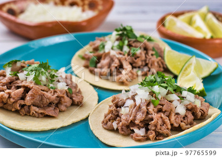 メキシコ料理の美味しいタコス メキシコ料理の美味しいタコス 97765599