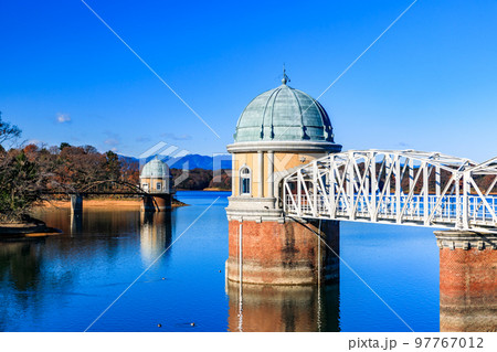 東京都東大和市　村山貯水池（多摩湖）の堤体からの風景 97767012