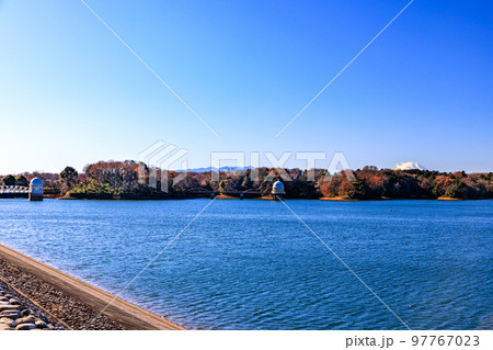 東京都東大和市 村山貯水池(多摩湖)の堤体からの風景 東京都東大和市 村山貯水池(多摩湖)の堤体からの風景 97767023