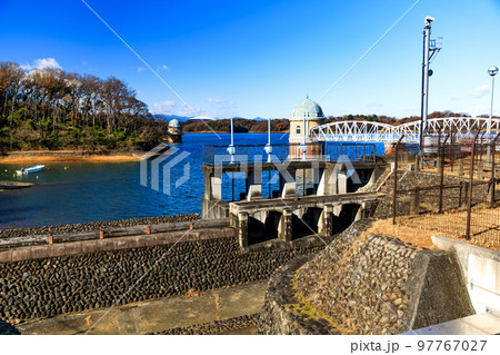 東京都東大和市　村山貯水池（多摩湖）の堤体からの風景 97767027
