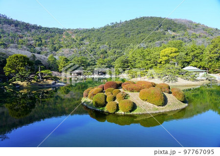 冬も美しい栗林公園(香川県高松市の特別名勝)ミシュラン★★★ 冬も美しい栗林公園(香川県高松市の特別名勝)ミシュラン★★★ 97767095