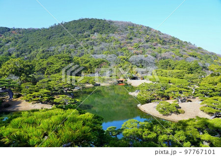 冬も美しい栗林公園（香川県高松市の特別名勝）ミシュラン★★★ 97767101