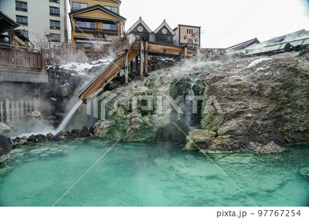 冬の草津温泉湯畑 横構図 冬の草津温泉湯畑 横構図 97767254